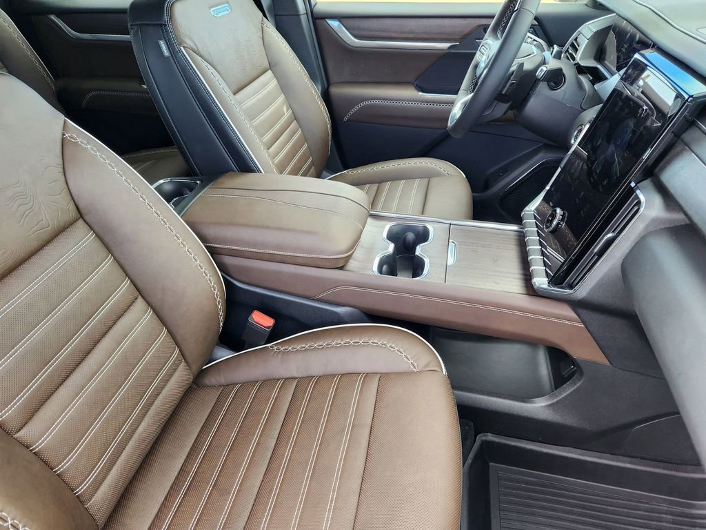 New 2026 GMC Acadia Denali Ultimate w/ LPO, Floor Liner Package AWD/4WD image 17