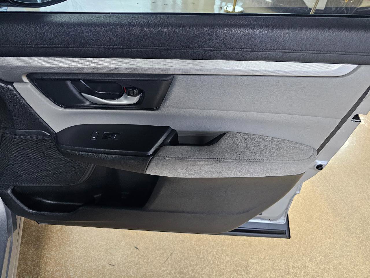 Used 2017 Honda CR-V LX image 9