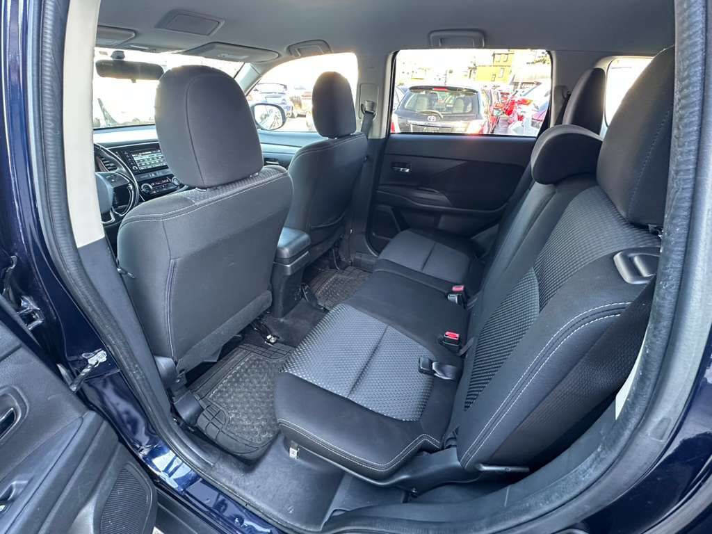 Used 2016 Mitsubishi Outlander SE image 22