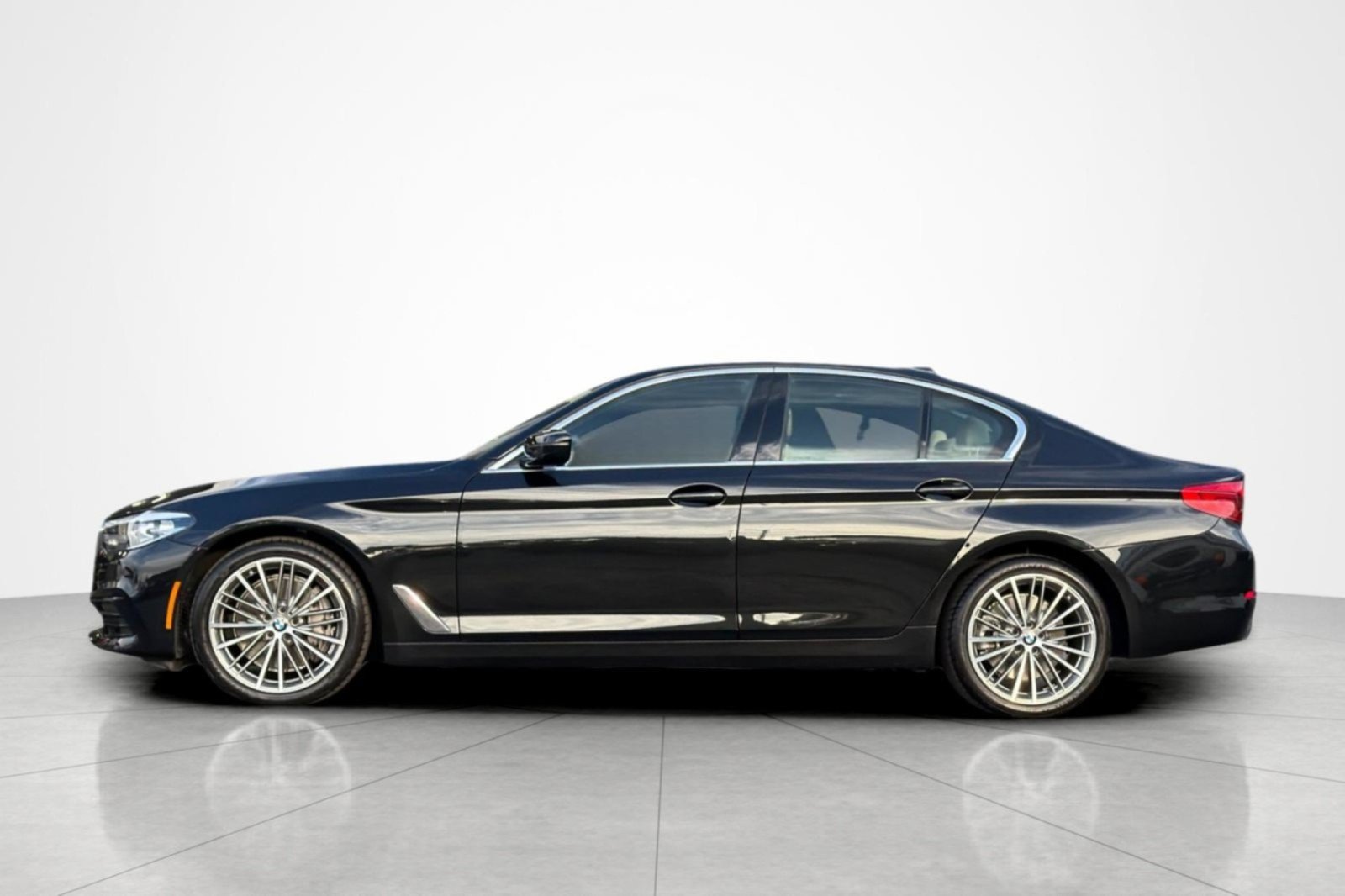 Used 2020 BMW 540i w/ Premium Package RWD image 2