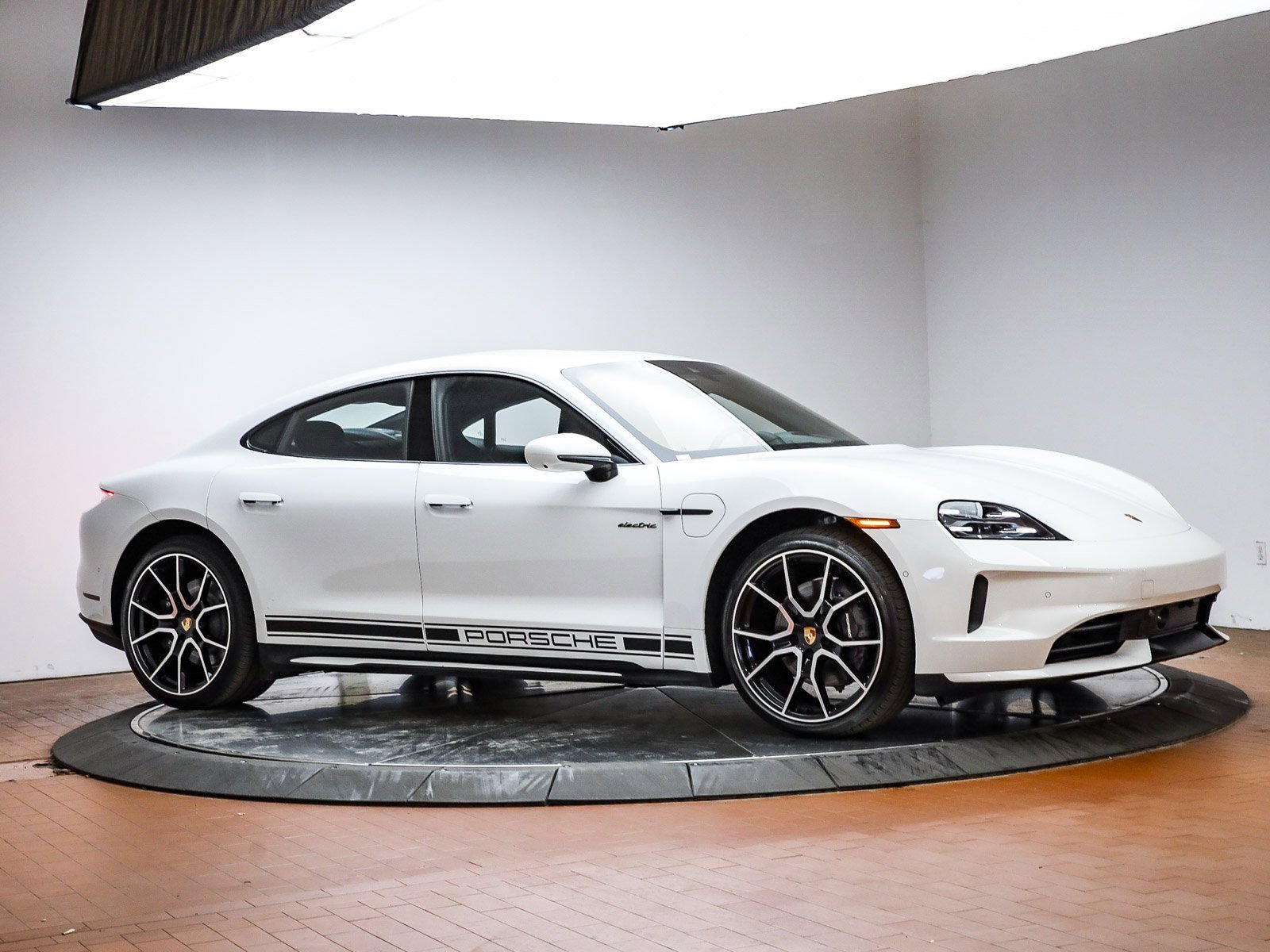 Used 2025 Porsche Taycan image 15