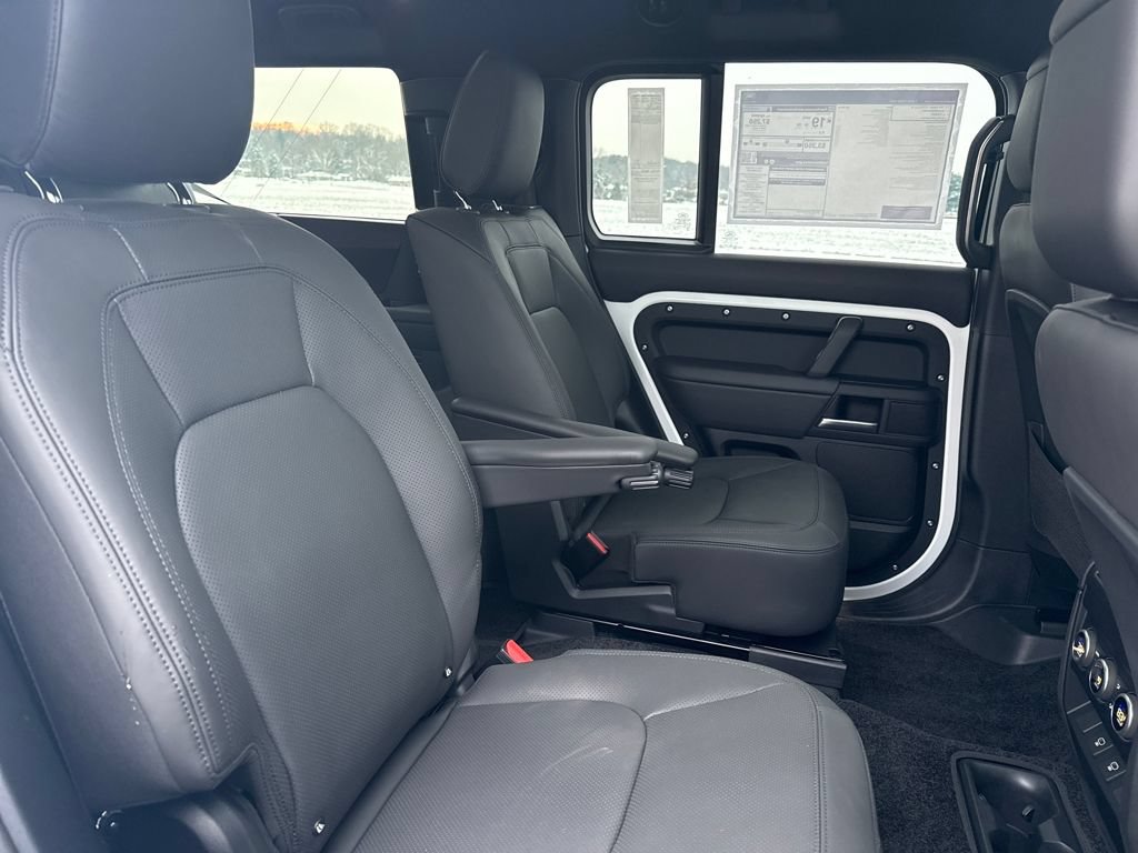 Used 2025 Land Rover Defender 130 X-Dynamic SE AWD/4WD image 16