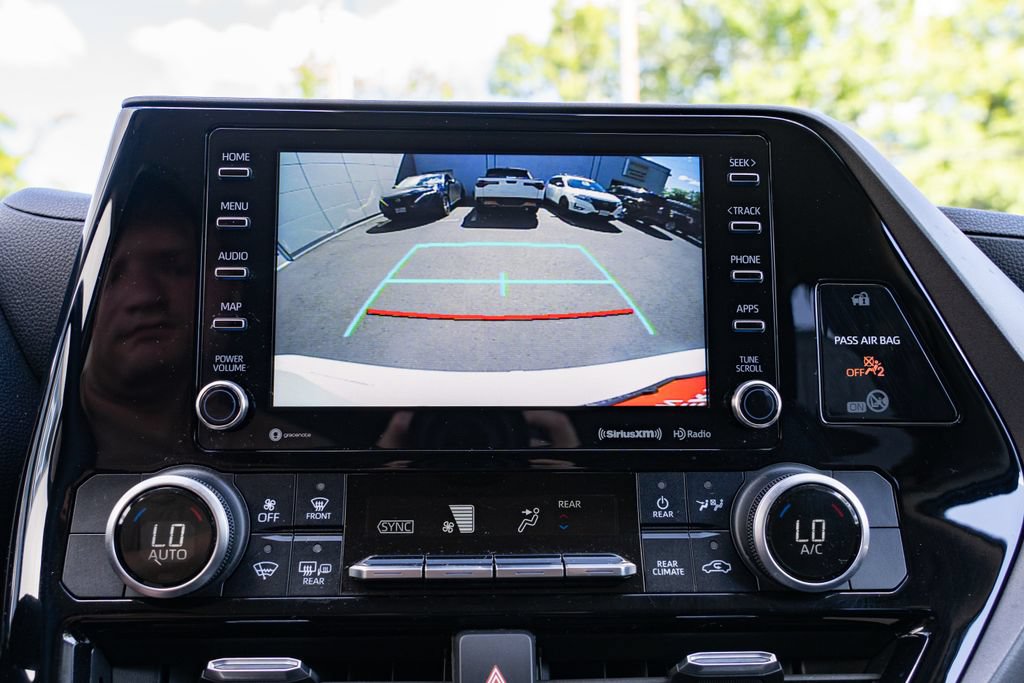 Used 2020 Toyota Highlander LE AWD/4WD image 18