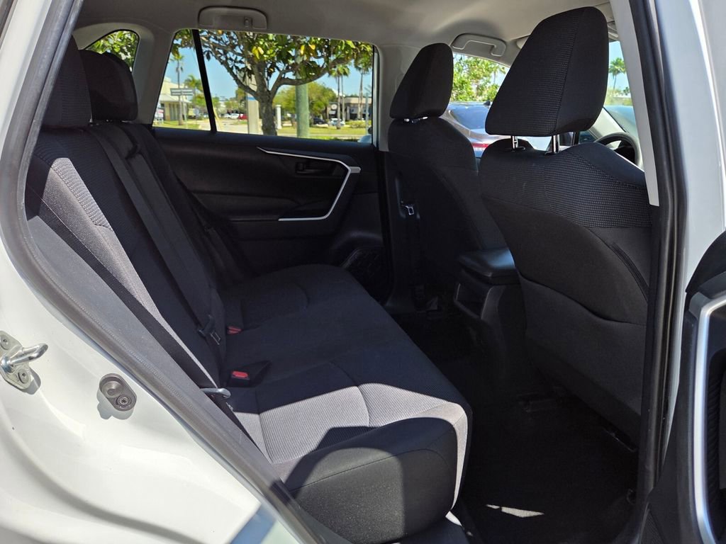 Used 2019 Toyota RAV4 LE FWD image 18