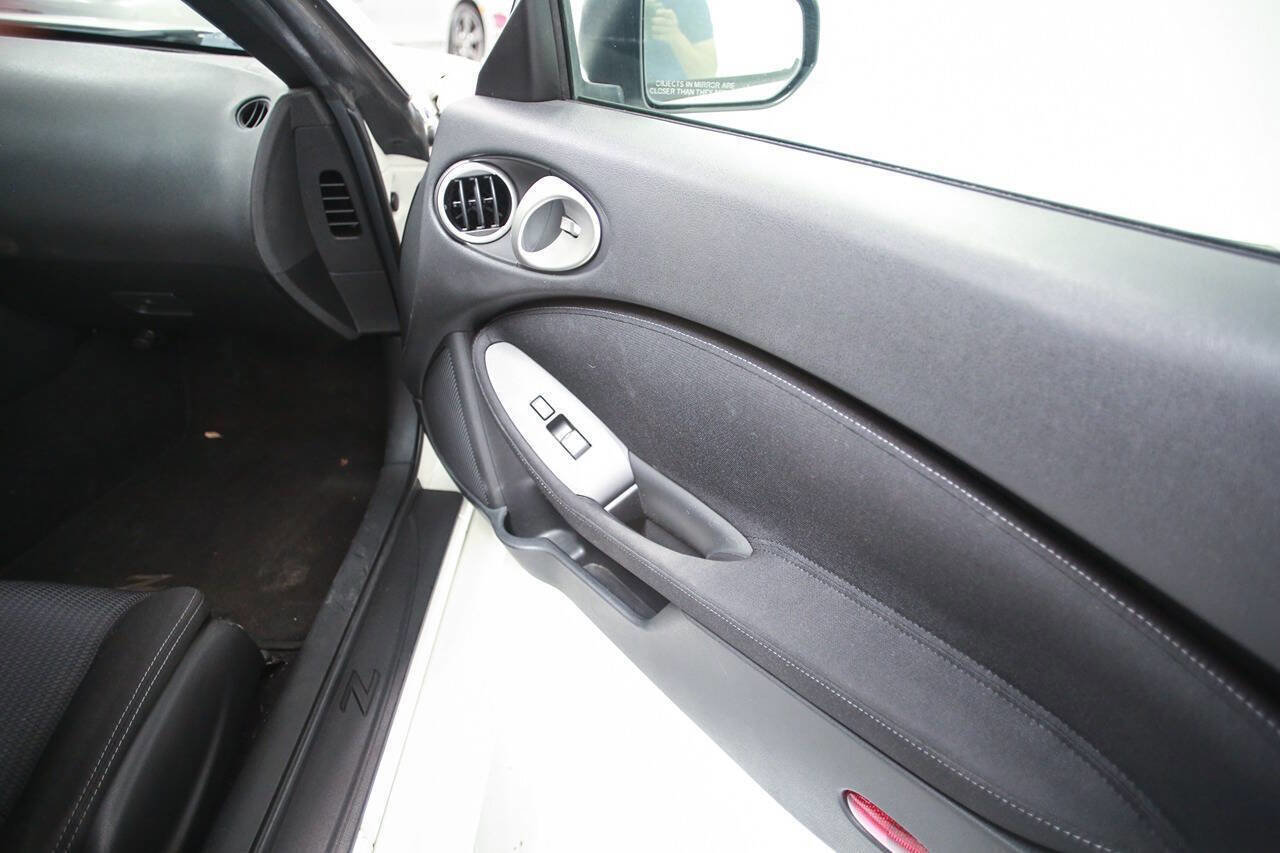 Used 2011 Nissan 370Z Coupe image 20