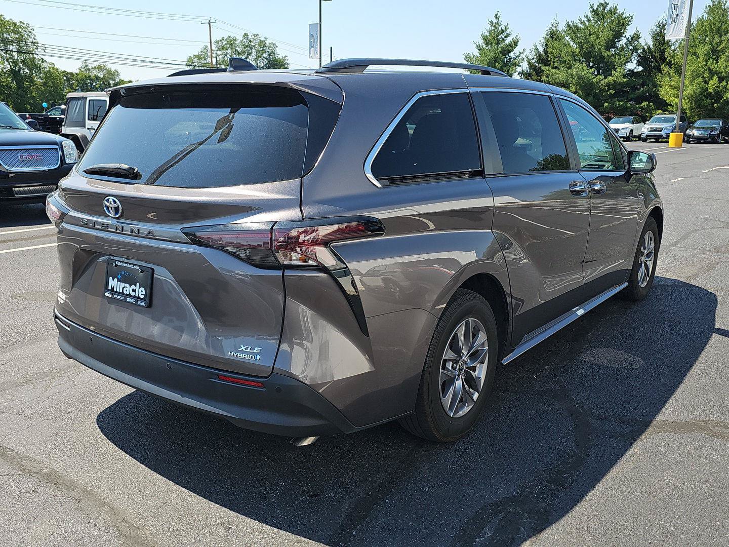 Used 2024 Toyota Sienna XLE FWD image 2