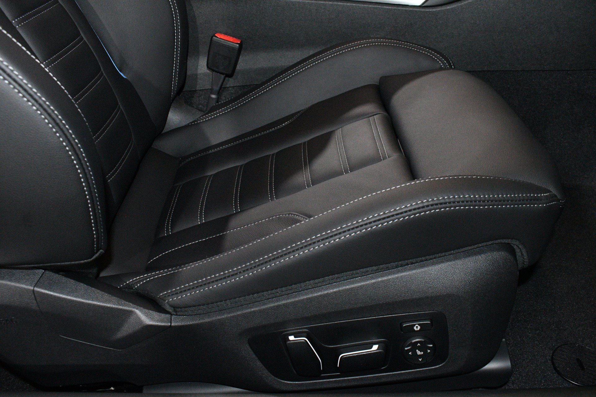 Used 2025 BMW M2 w/ Lighting Package RWD image 14