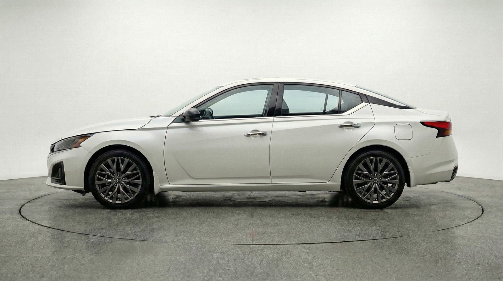 Used 2025 Nissan Altima 2.5 SV FWD image 5