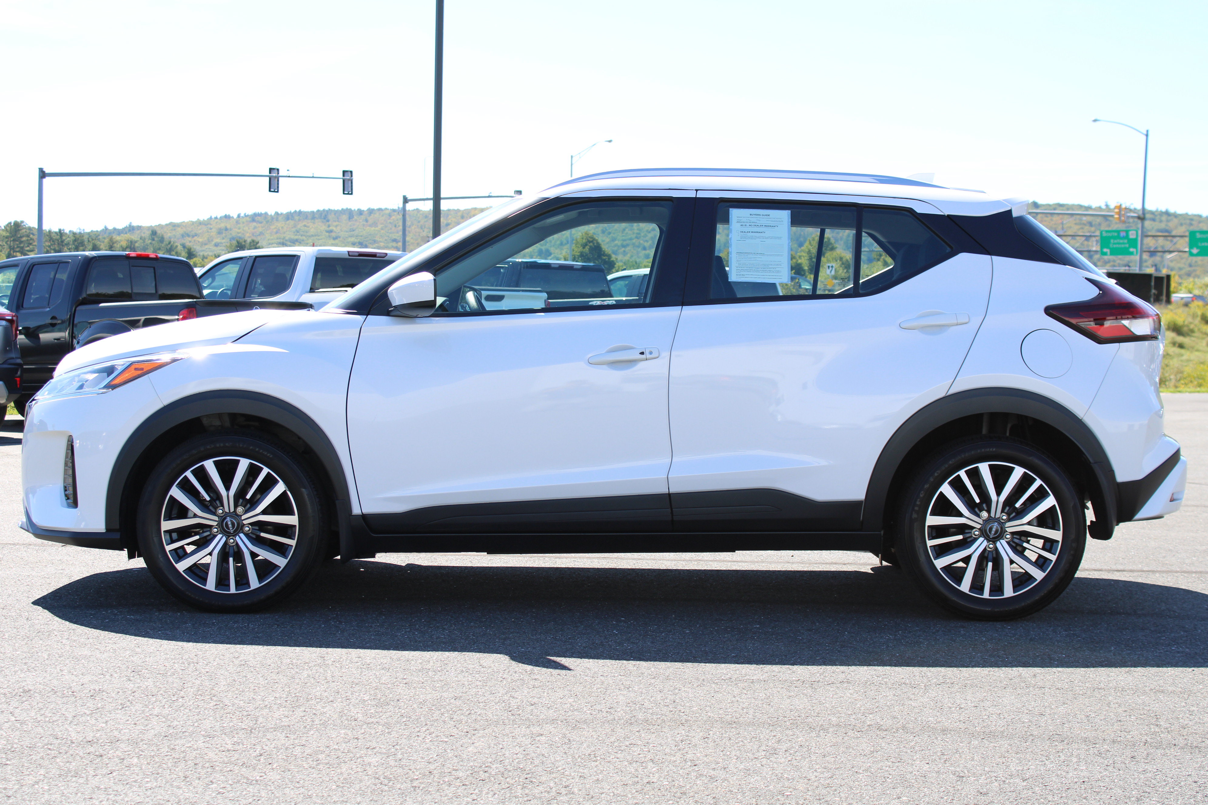 Used 2023 Nissan Kicks SV FWD image 11