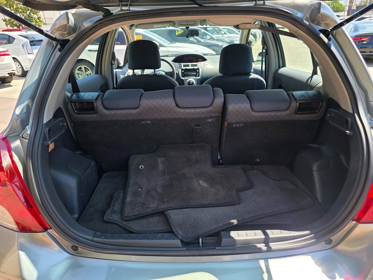 Used 2010 Toyota Yaris 4-Door Hatchback FWD image 18