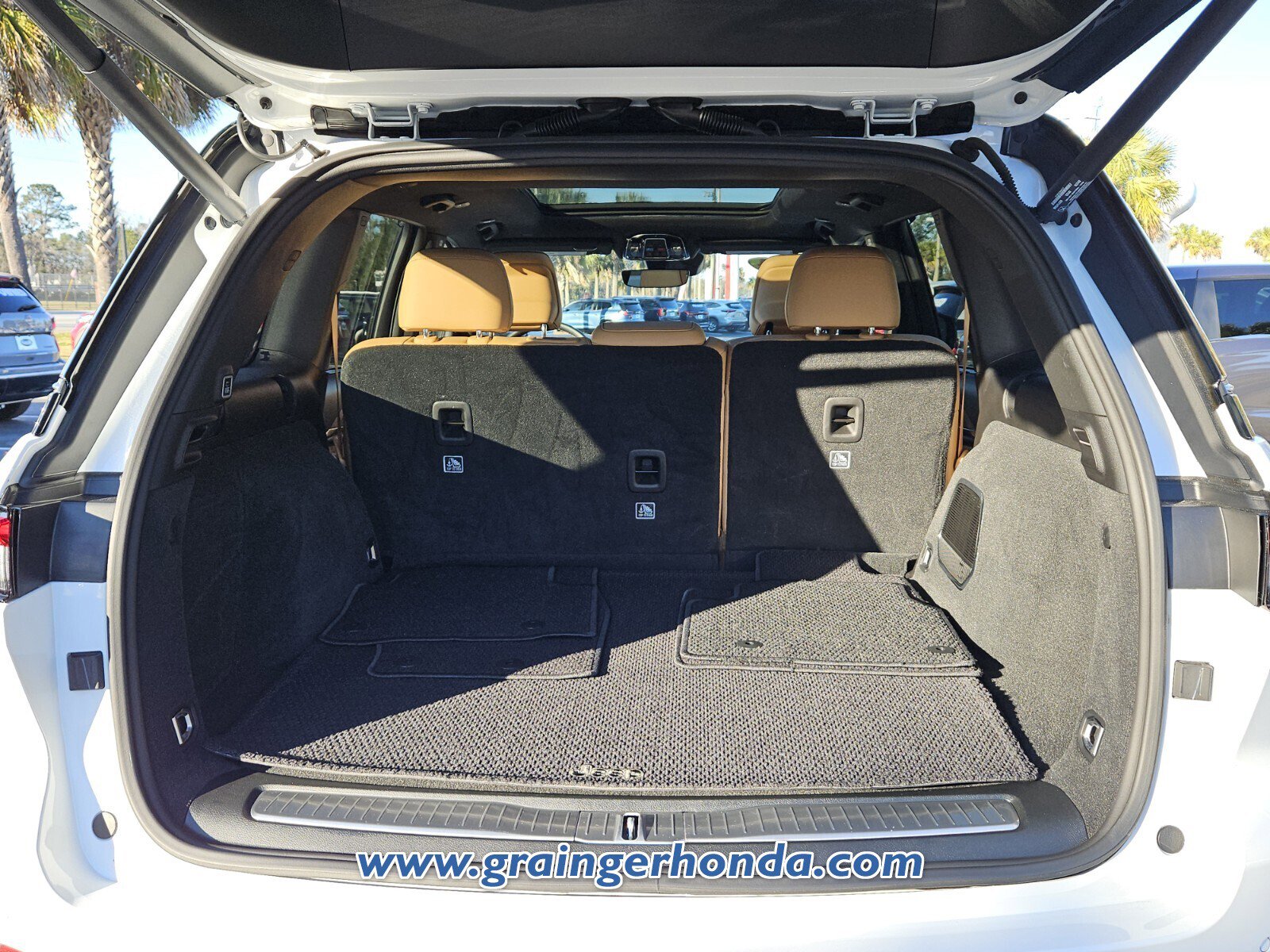 Used 2024 Jeep Grand Cherokee Summit w/ Luxury Tech Group V image 13