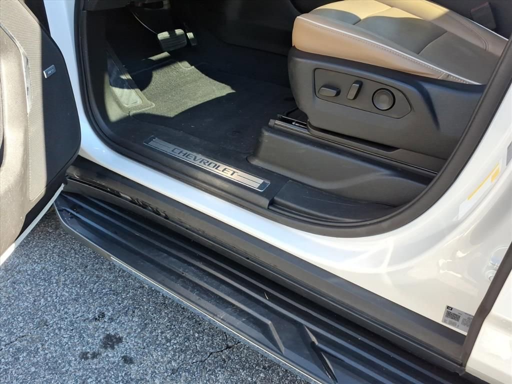 Used 2021 Chevrolet Suburban Premier w/ Premium Package image 16