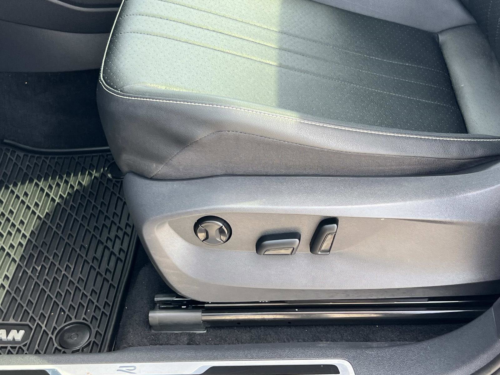 Certified 2023 Volkswagen Tiguan SE R-Line image 17