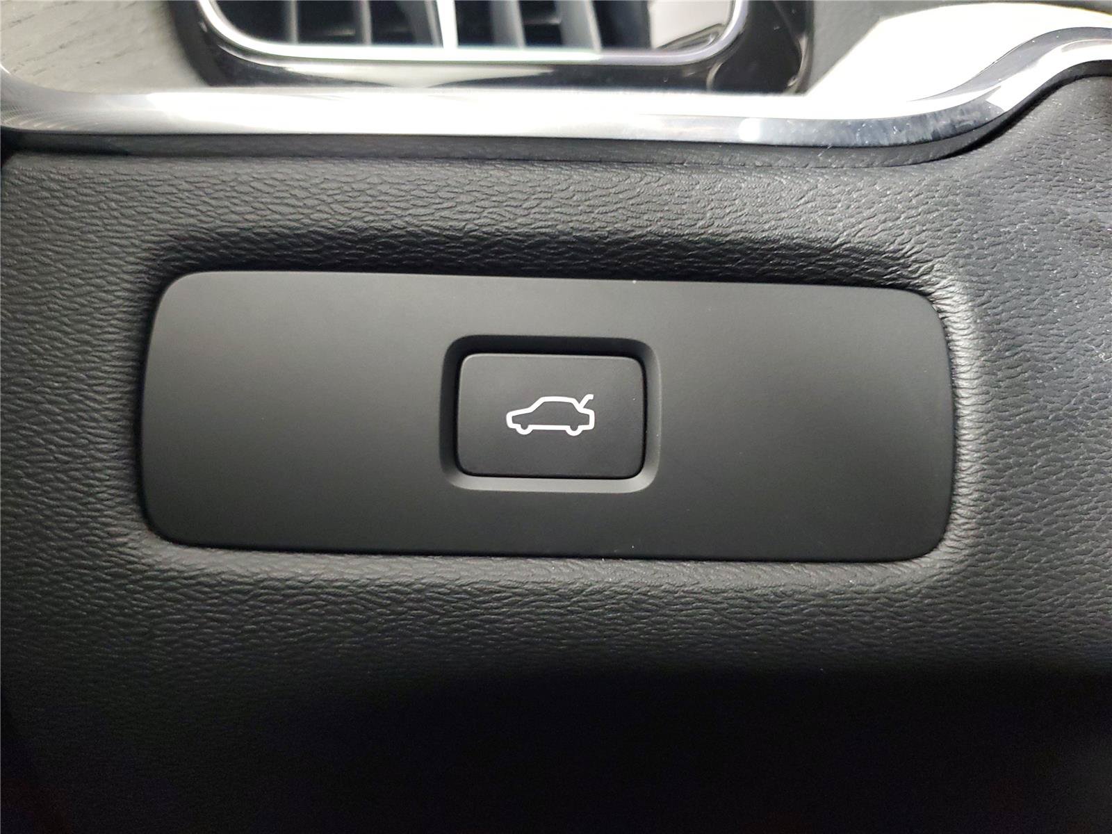Certified 2025 Volvo XC60 B5 Ultra AWD/4WD image 36