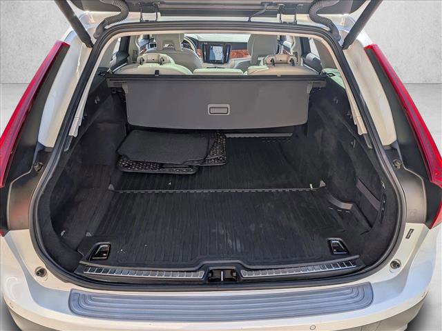 Used 2017 Volvo V90 T6 Cross Country image 5