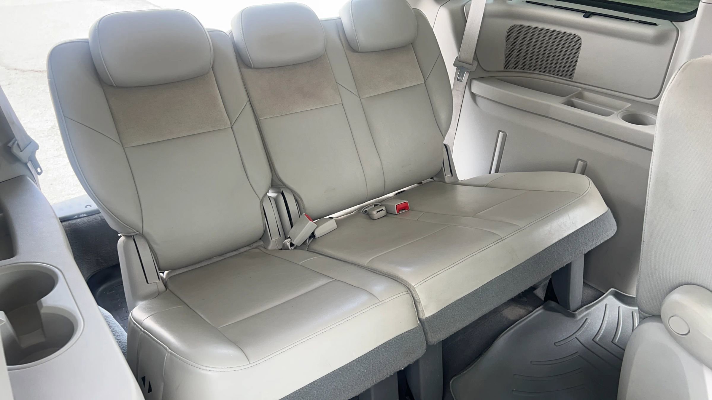 Used 2008 Chrysler Town & Country Limited w/ Entertainment Group #3 FWD image 25