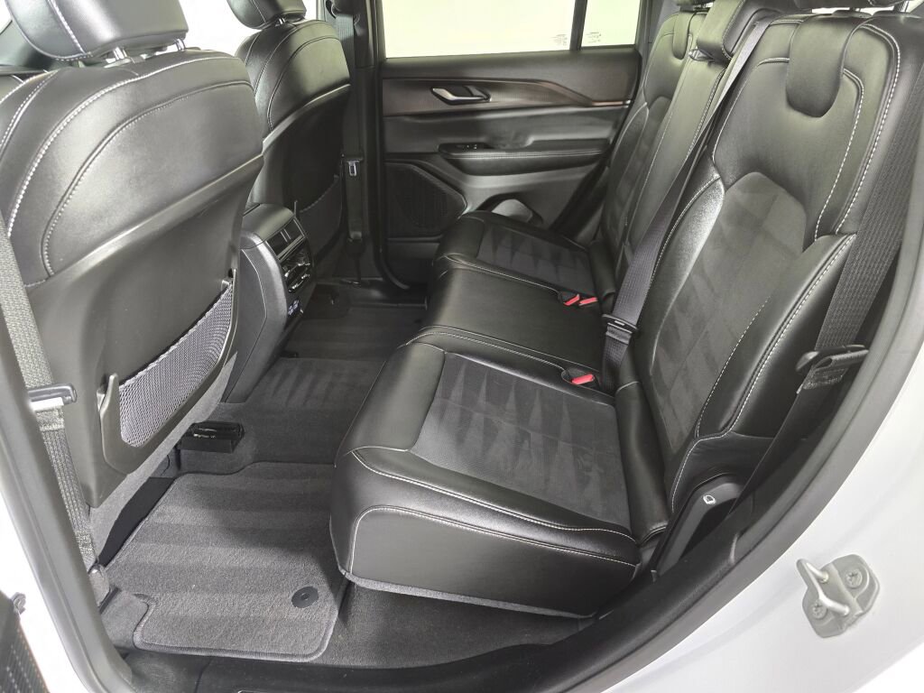 Used 2023 Jeep Grand Cherokee Altitude image 36