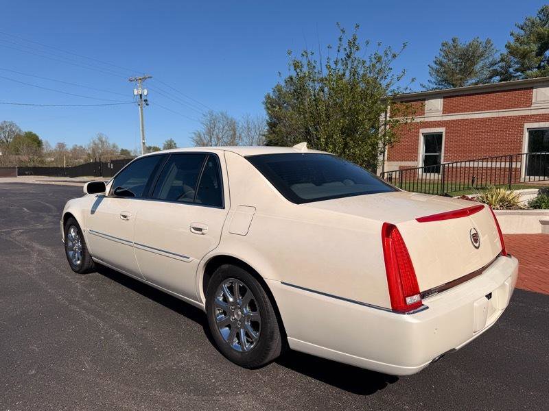 Used 2009 Cadillac DTS Luxury I w/ Sun And Navigation Package FWD image 8
