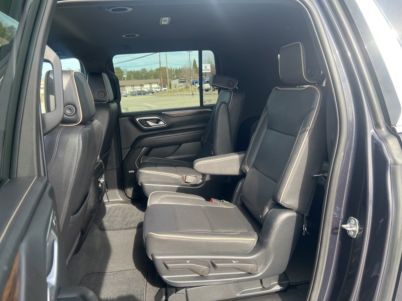 Used 2023 Chevrolet Suburban Premier image 18
