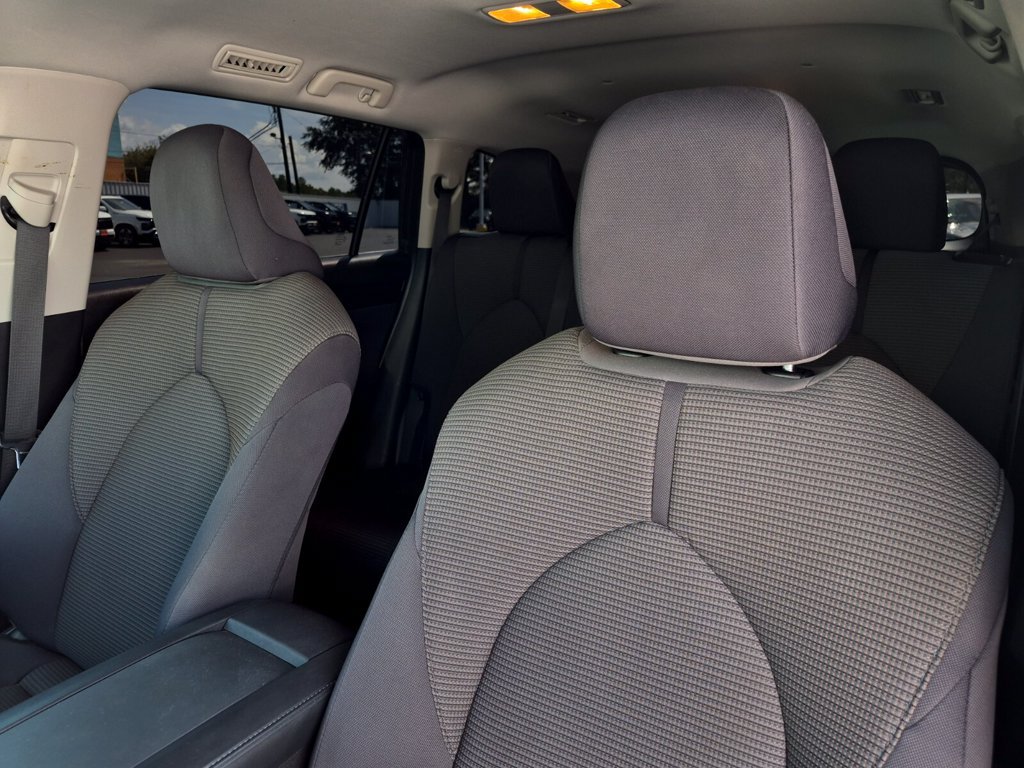 Used 2025 Toyota Highlander LE FWD image 31