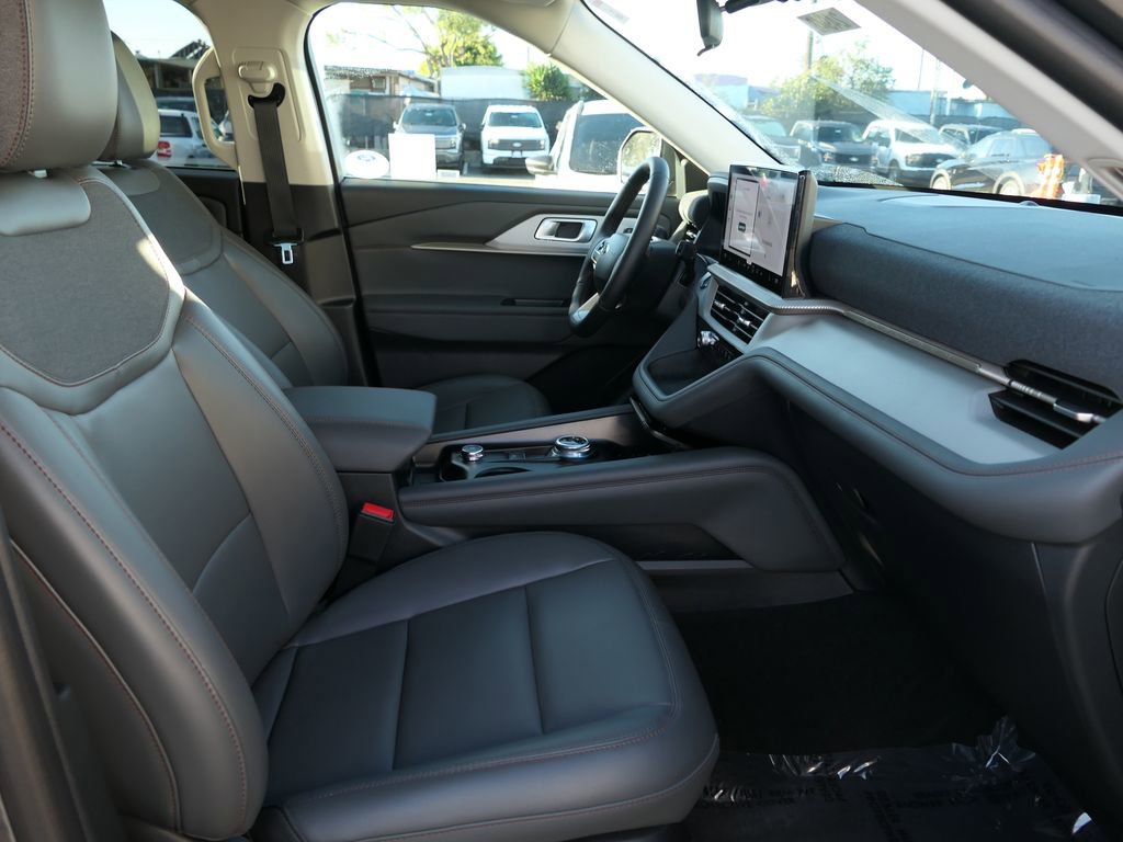 Used 2025 Ford Explorer Active w/ Active Comfort Package image 28