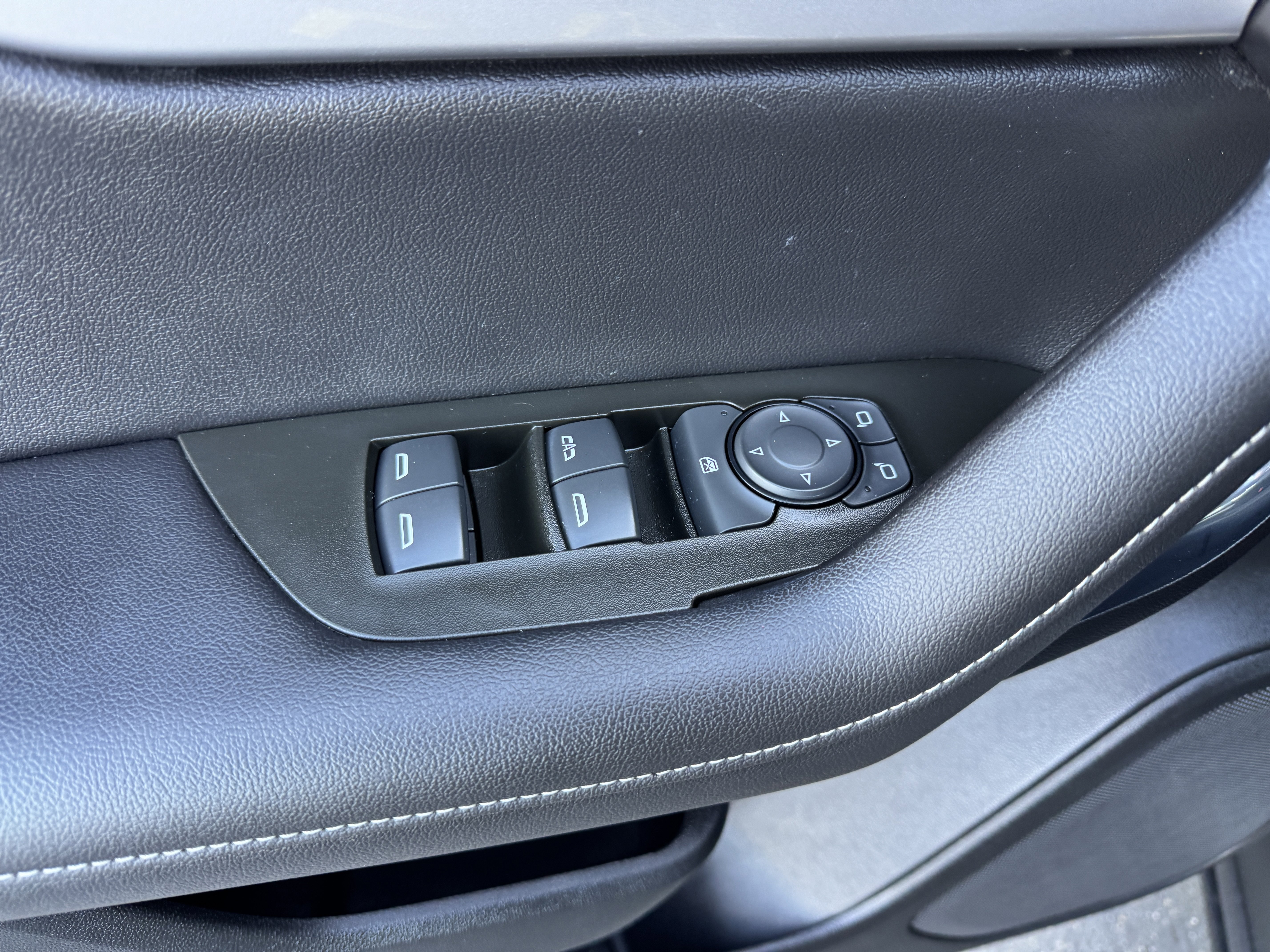 Used 2023 Chevrolet Blazer LT image 11