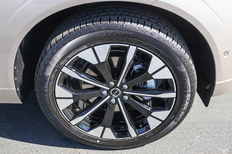 New 2027 Volvo XC60 B5 Plus AWD/4WD image 12