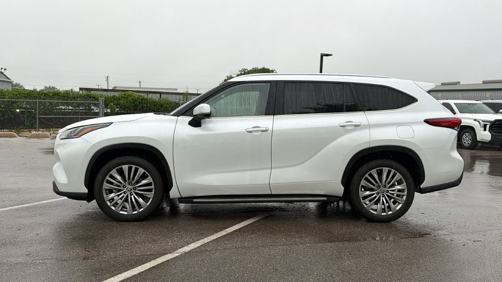 Used 2023 Toyota Highlander Platinum FWD image 10