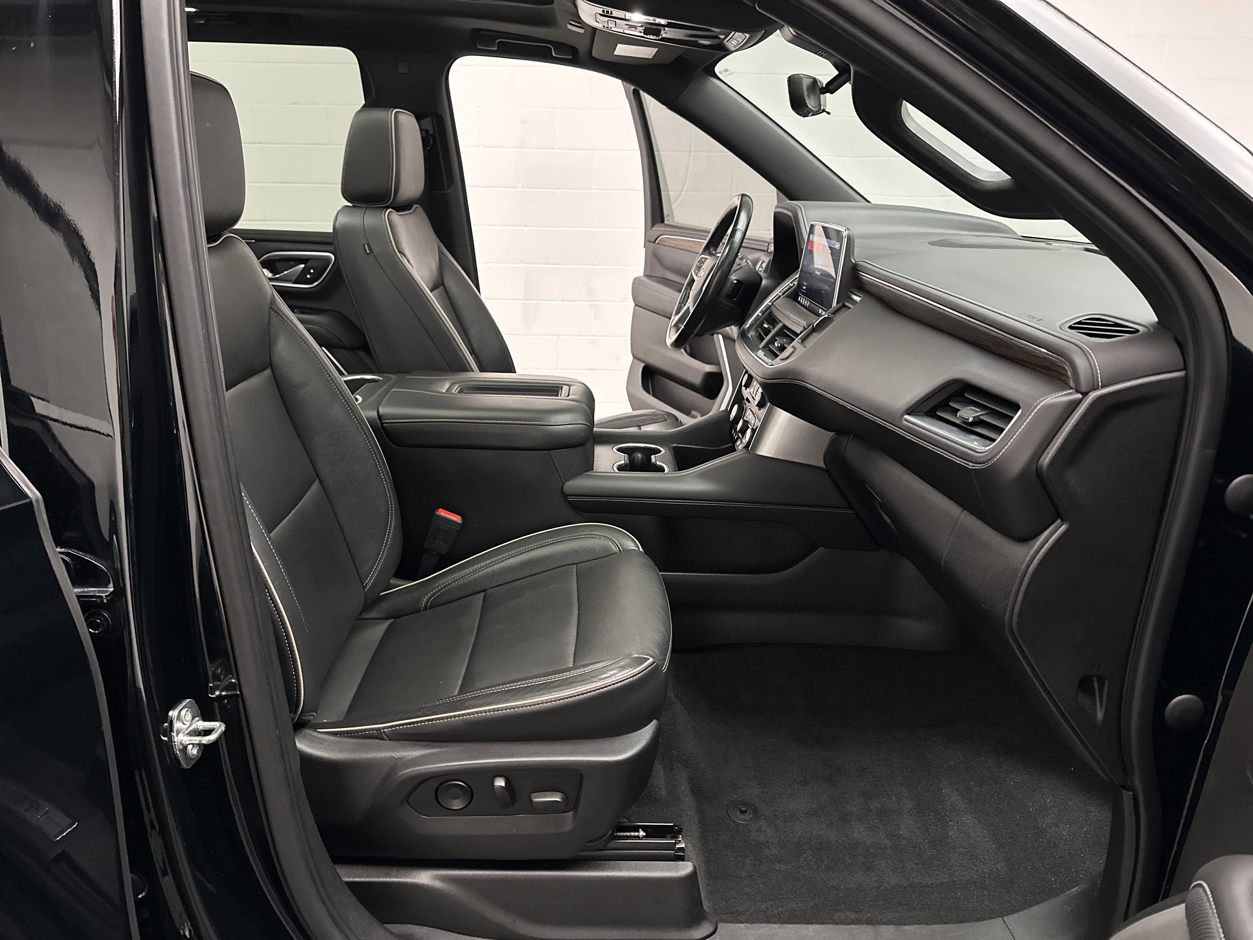 Used 2021 Chevrolet Tahoe Premier w/ Premium Package image 29