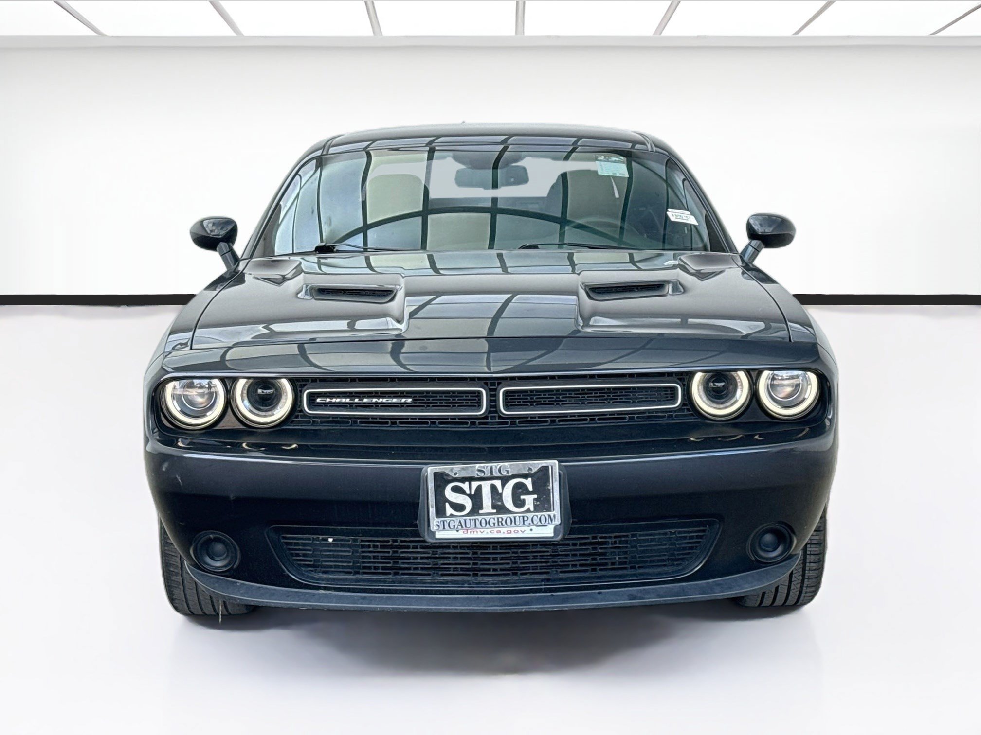 Used 2016 Dodge Challenger SXT RWD image 2