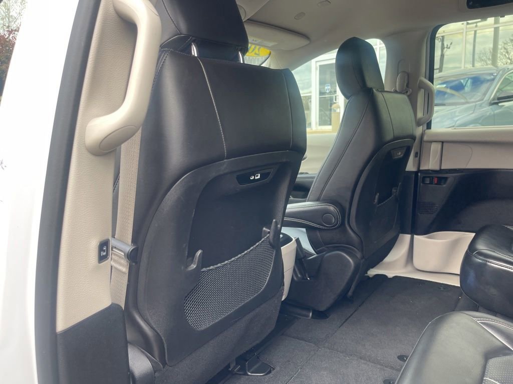 Used 2024 Chrysler Pacifica Touring-L FWD image 17