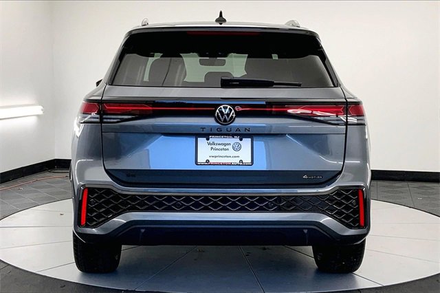 New 2026 Volkswagen Tiguan SE R-Line image 5