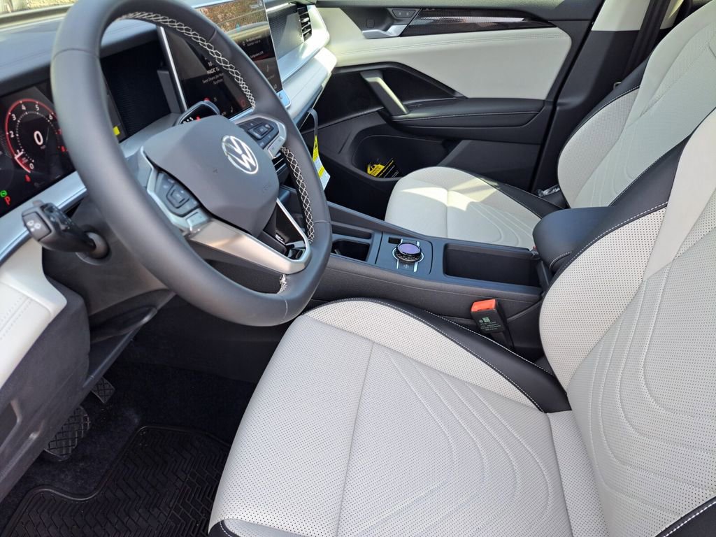 New 2025 Volkswagen Tiguan SE image 17