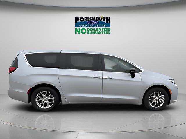 Used 2024 Chrysler Pacifica Touring-L image 6