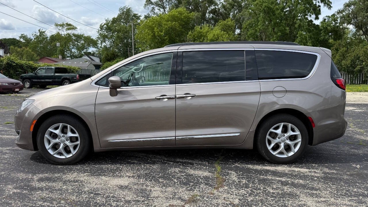 Used 2017 Chrysler Pacifica Touring-L w/ Tire & Wheel Group FWD image 3