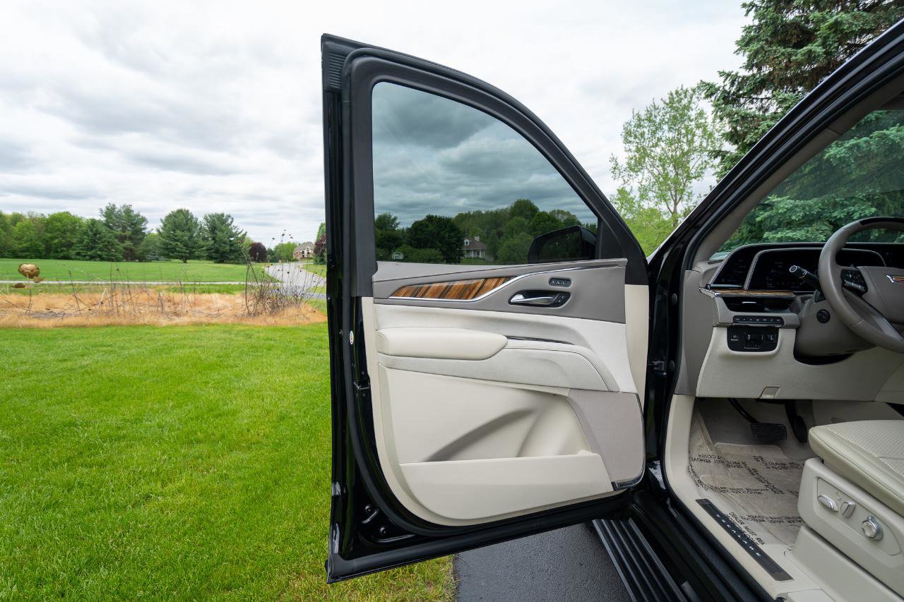 Used 2023 Cadillac Escalade ESV Sport Platinum AWD/4WD image 11