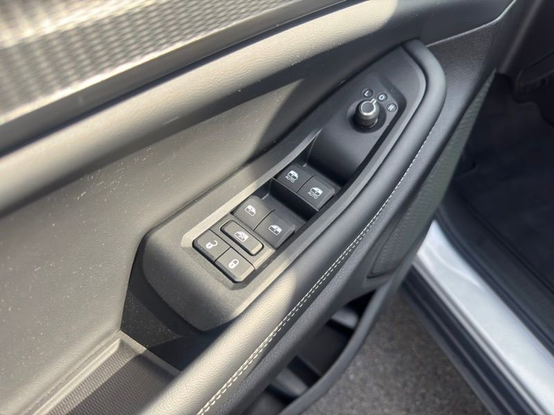Used 2025 Jeep Grand Cherokee Altitude image 10