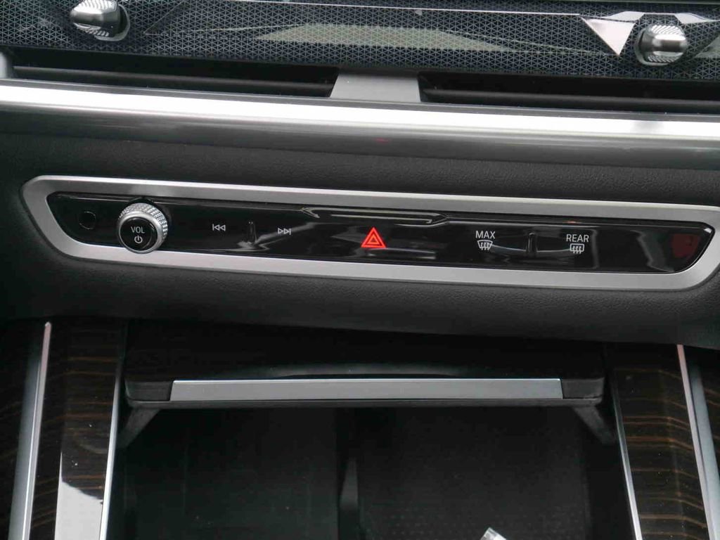 Used 2024 BMW X7 xDrive40i image 8
