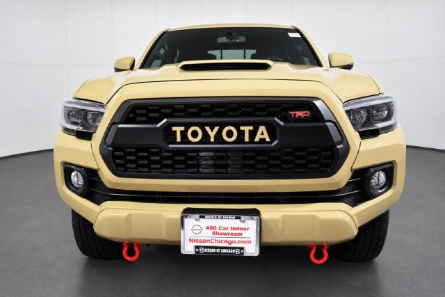 Used 2017 Toyota Tacoma TRD Sport w/ Tow Package (A/T) AWD/4WD image 2