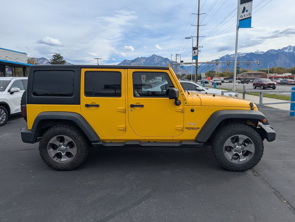 Used 2015 Jeep Wrangler Unlimited Sahara w/ Connectivity Group AWD/4WD image 2