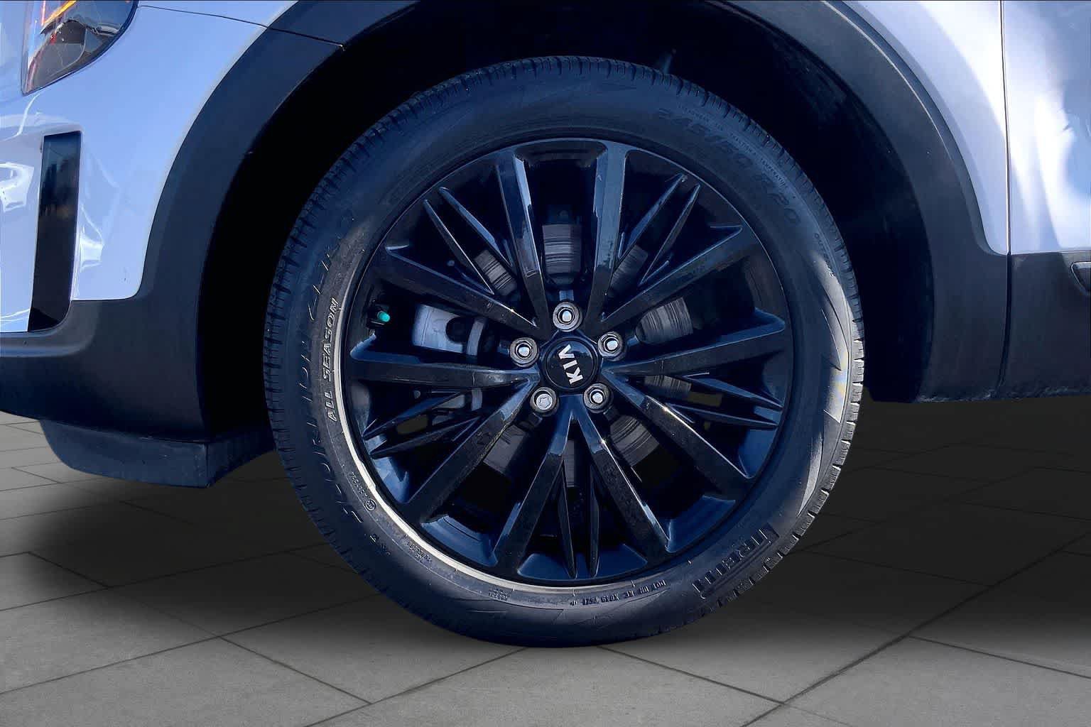 Used 2021 Kia Telluride SX w/ Towing Package FWD image 11