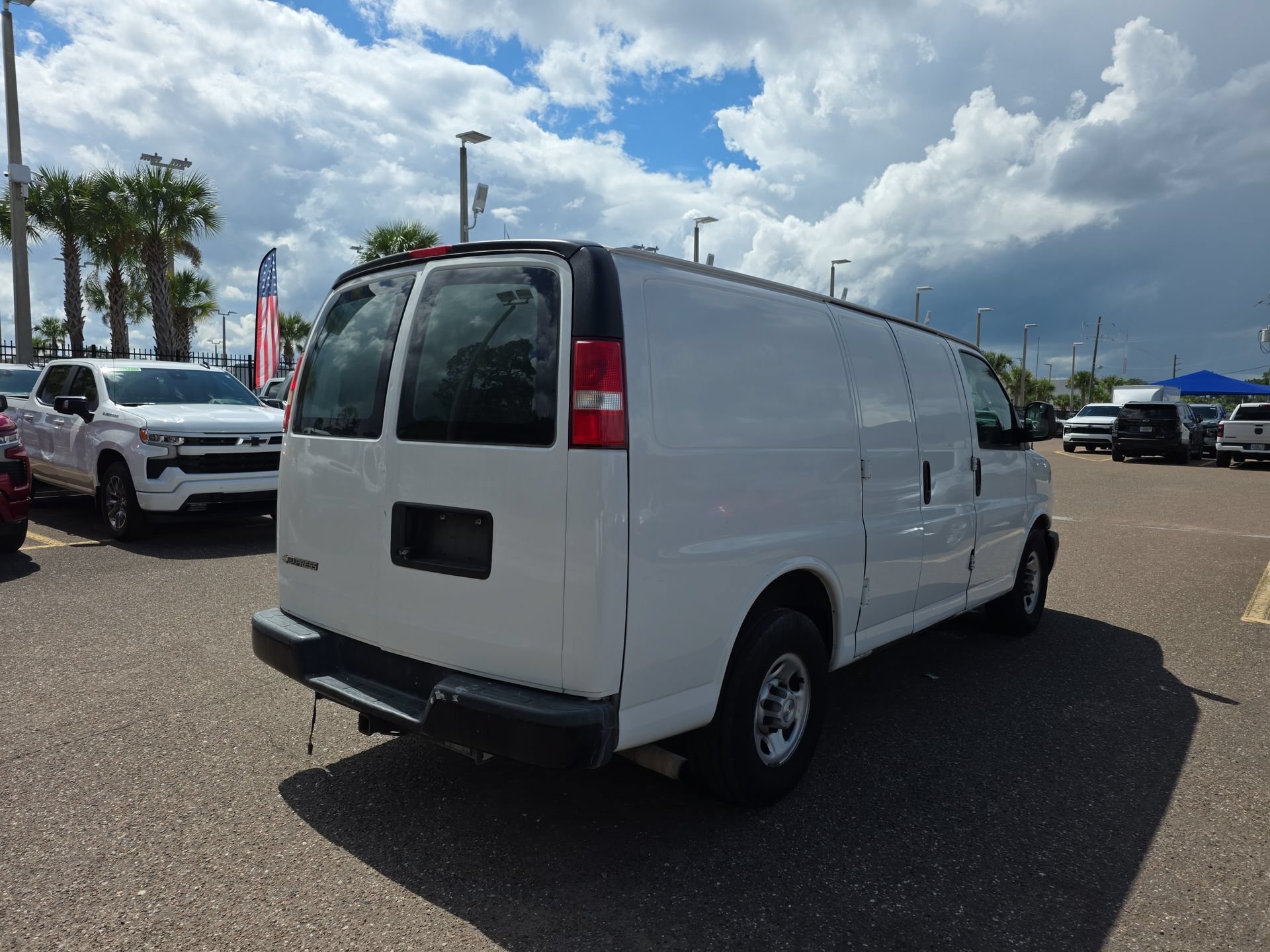 Used 2018 Chevrolet Express 2500 w/ Driver Convenience Package RWD image 16