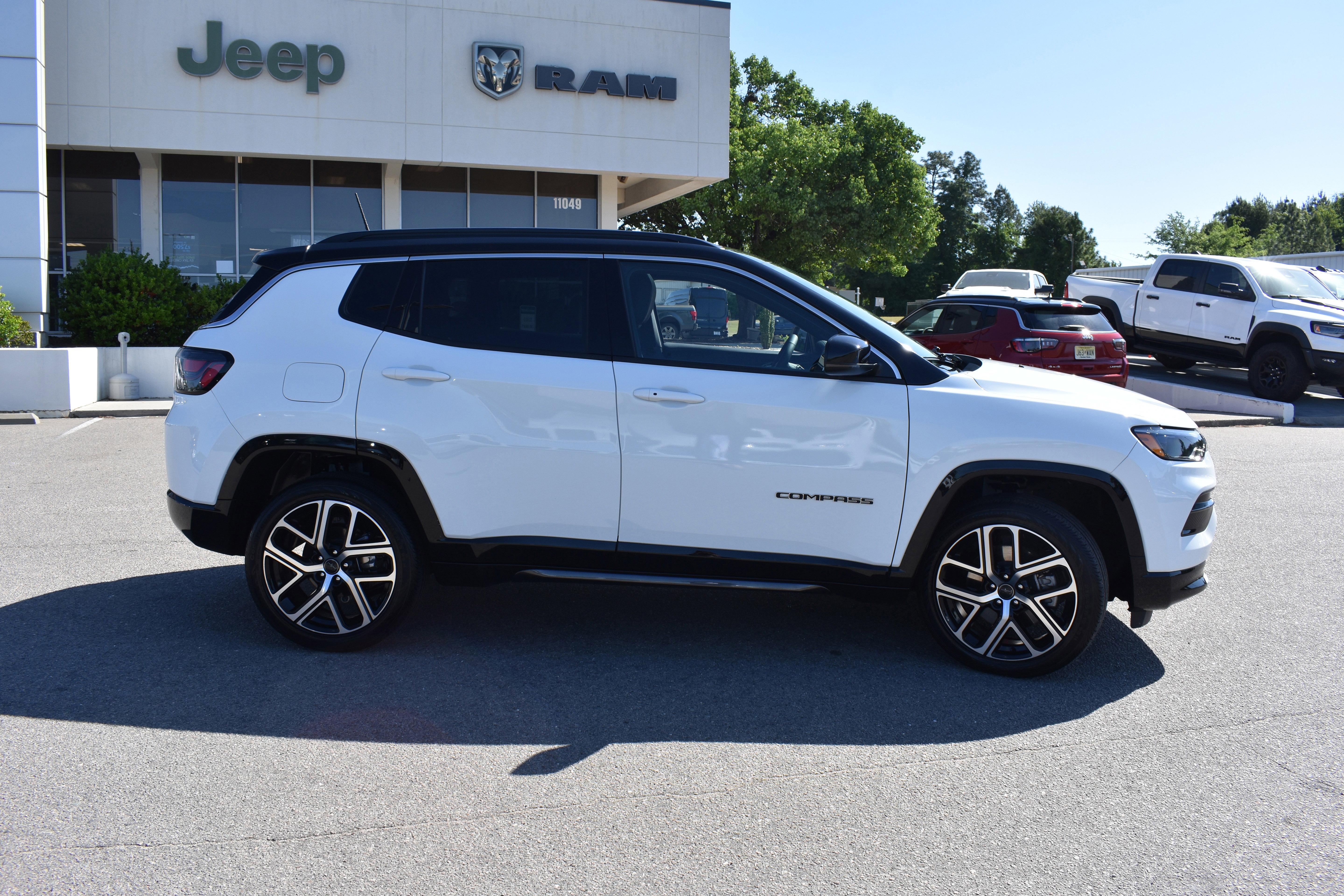 Used 2025 Jeep Compass Limited w/ Elite Group image 10