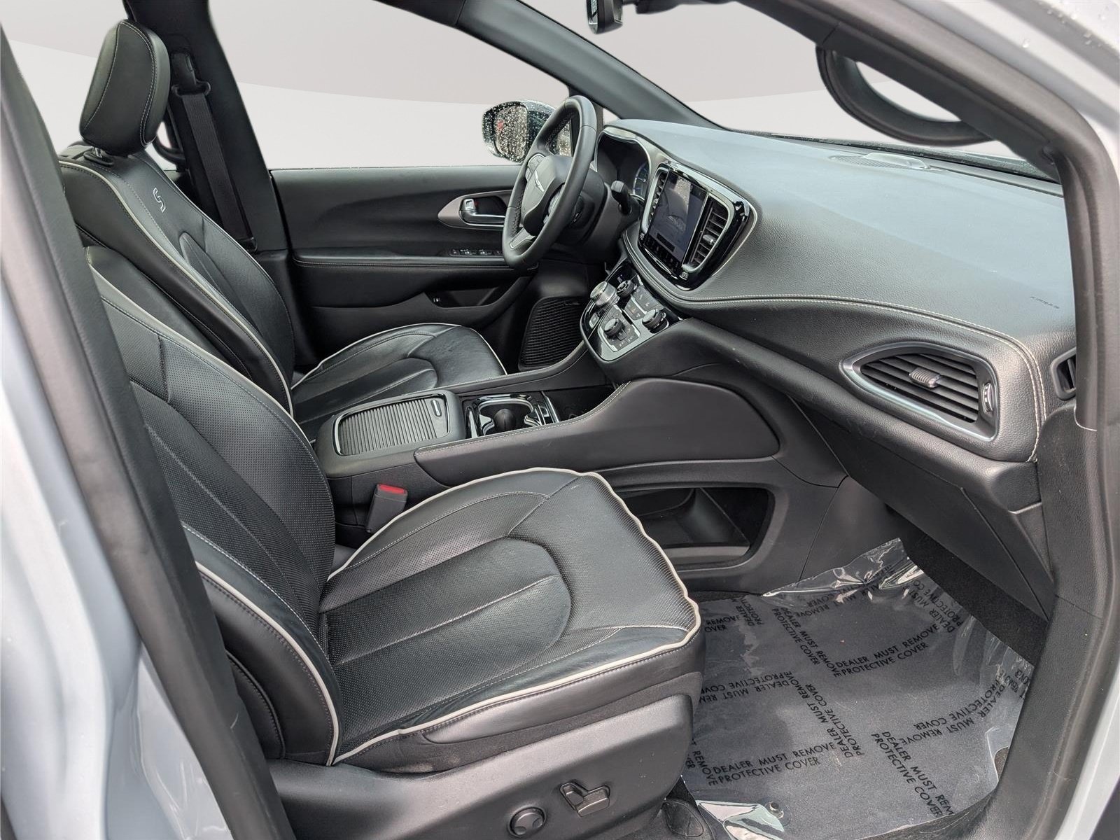 Used 2023 Chrysler Pacifica Limited w/ Uconnect Theater Family Group FWD image 11