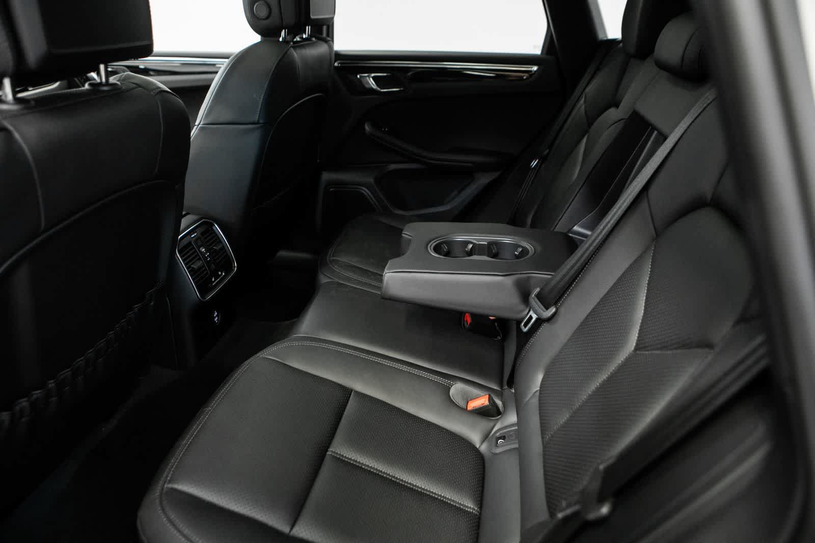 Certified 2025 Porsche Macan AWD/4WD image 31