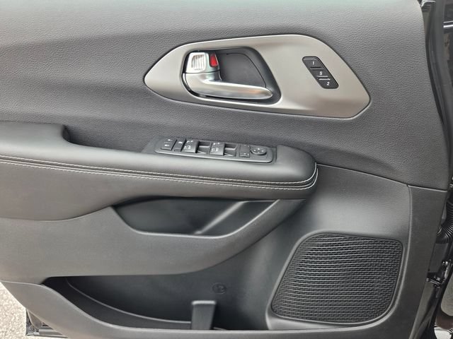 New 2027 Chrysler Pacifica Select FWD image 18