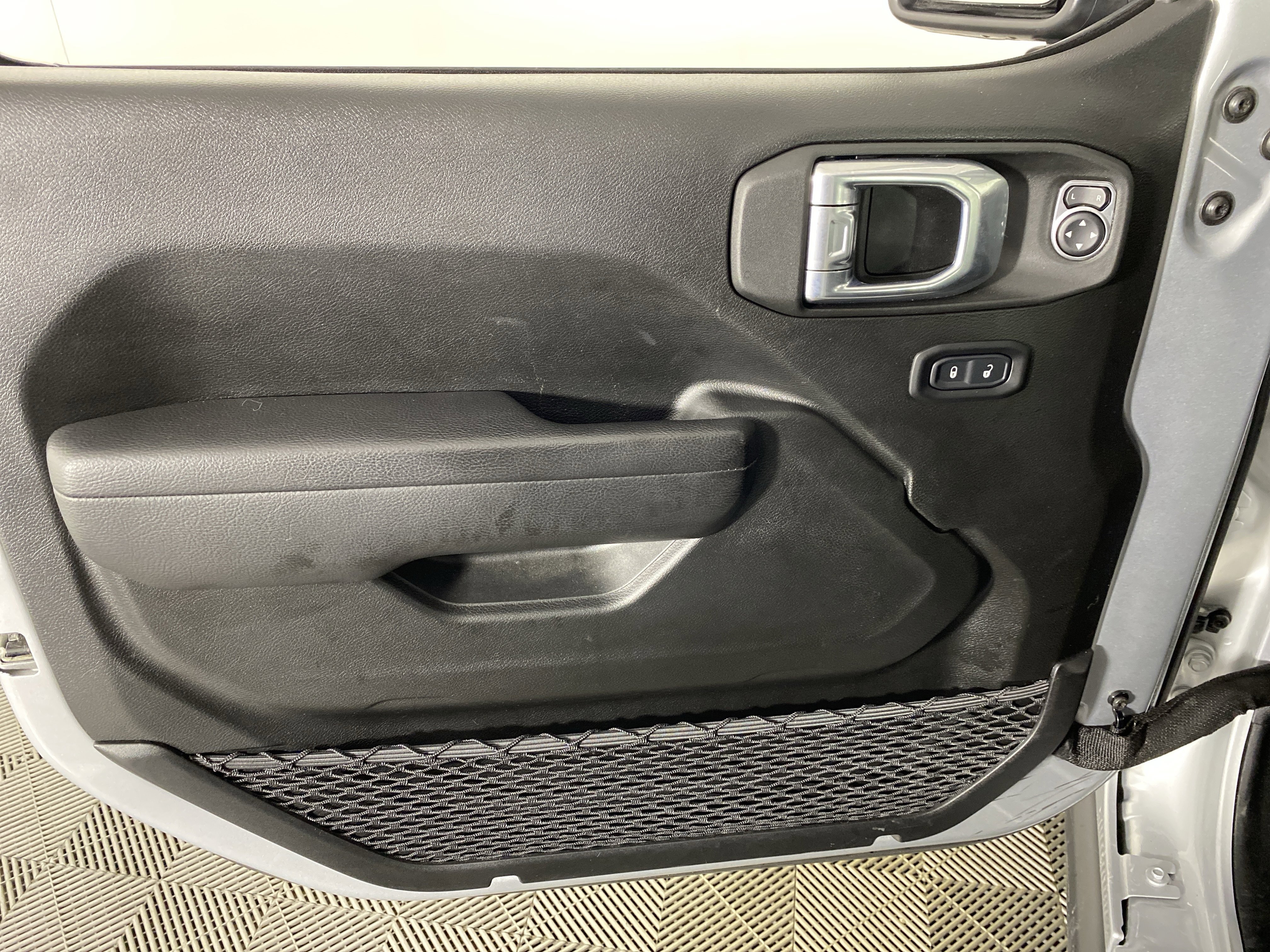 Used 2022 Jeep Gladiator Willys AWD/4WD image 13