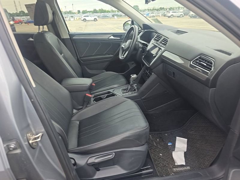 Used 2022 Volkswagen Tiguan SE w/ Panoramic Sunroof Package FWD image 17