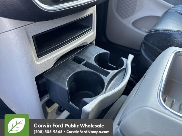 Used 2014 Chrysler Town & Country Touring image 22