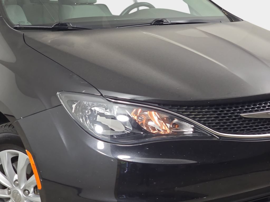 Used 2017 Chrysler Pacifica Touring w/ Tire & Wheel Group FWD image 36